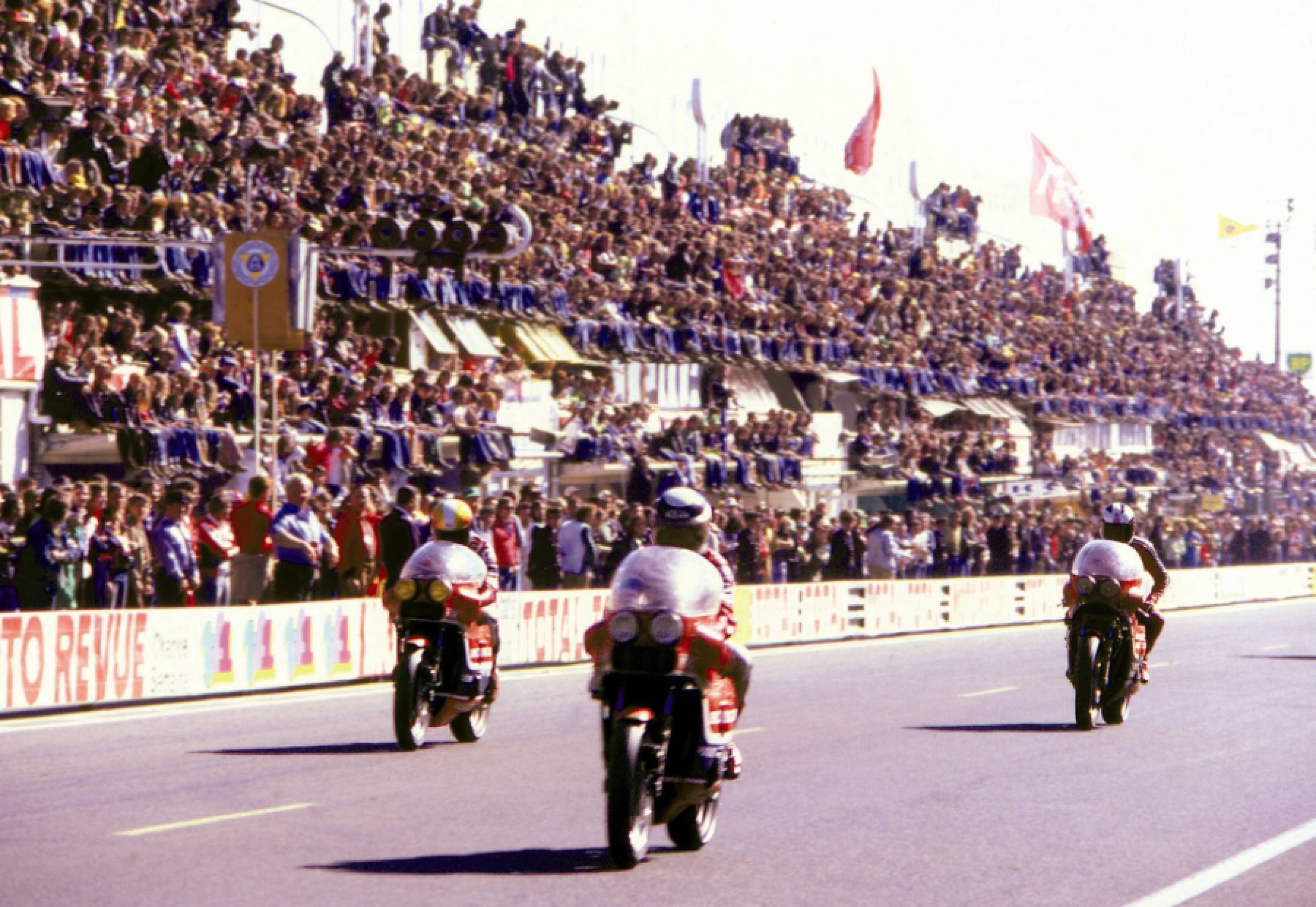 RCB1000編隊走行（左から）ジャン・クロード・シュマラン、クリスチャン・ユゲ、フィル・リード（1977年、ボルドール24時間）