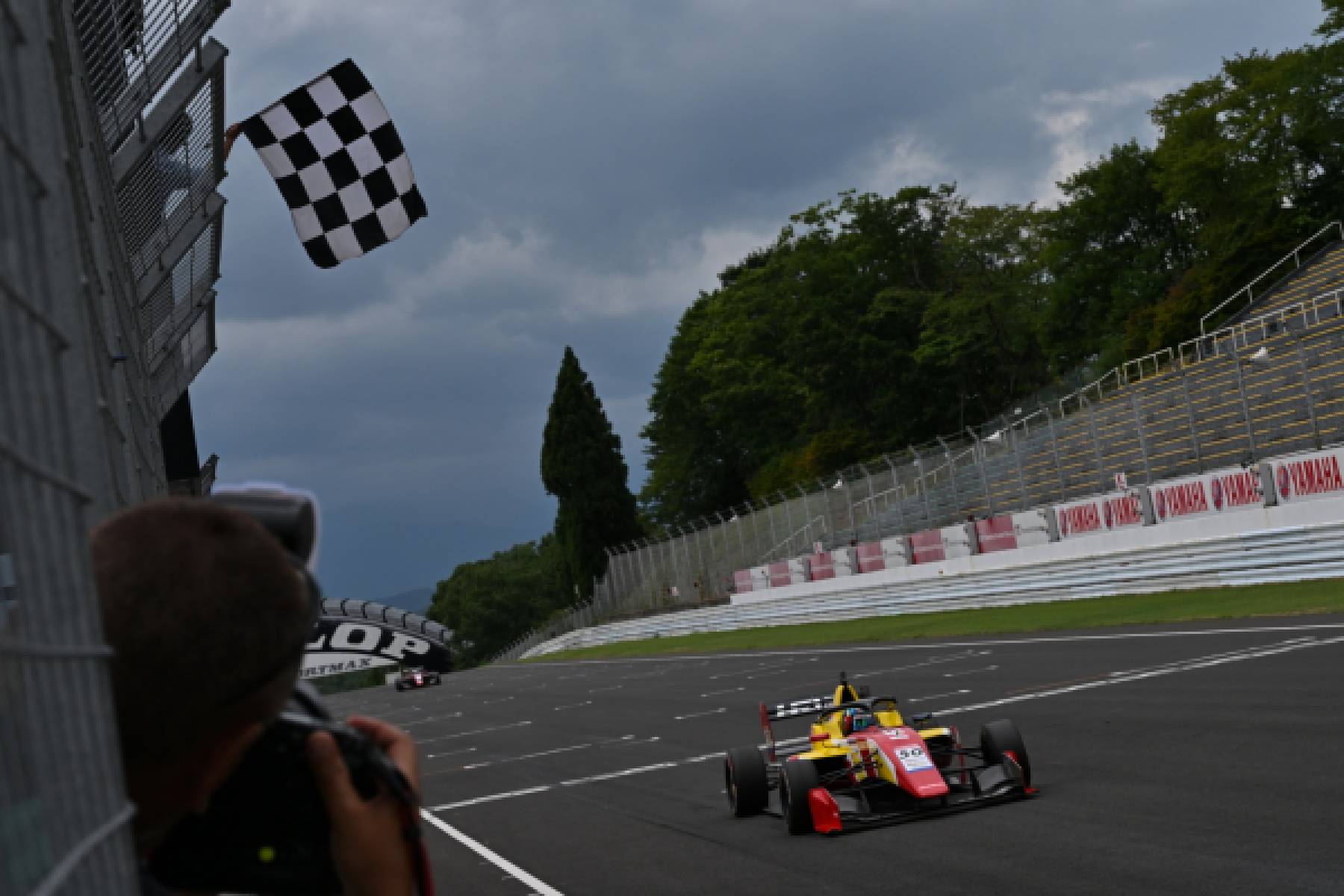 独走の野村が前戦に続きポール・トゥ・ウイン