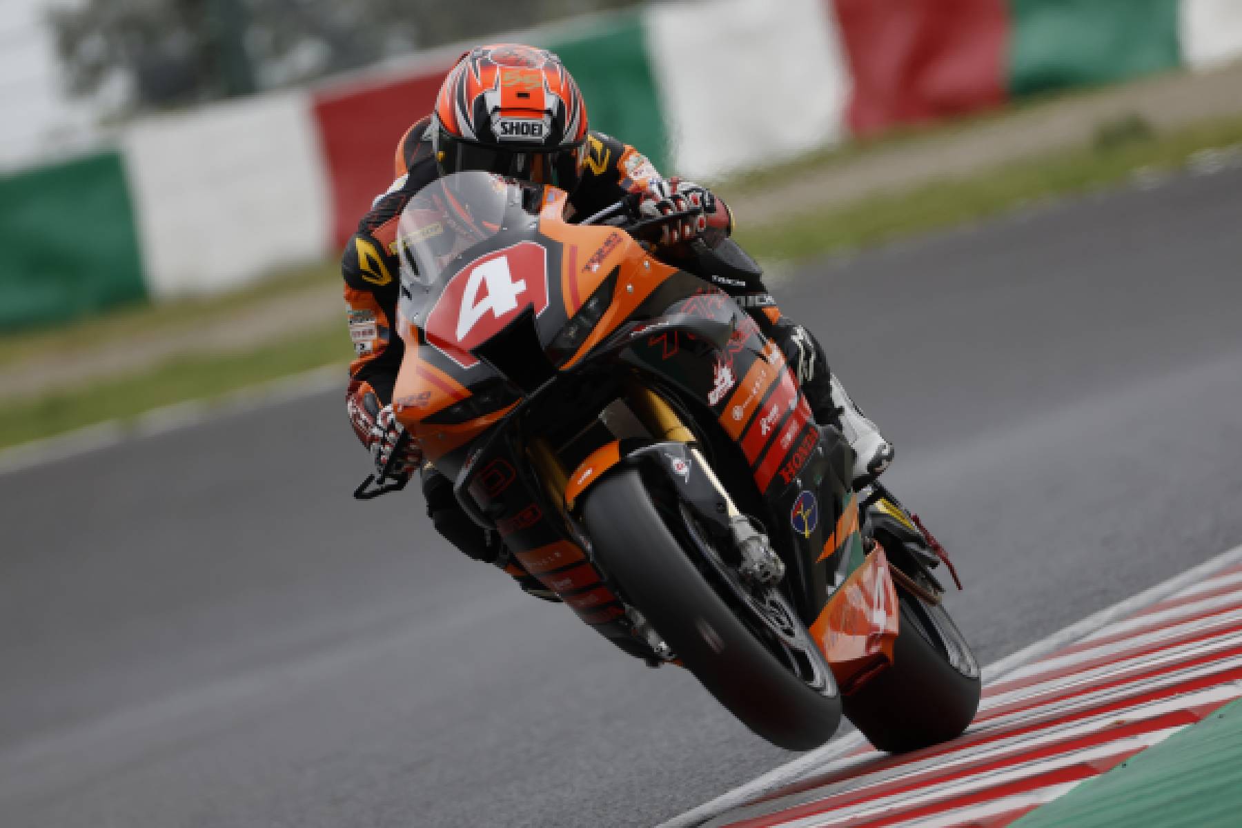 國峰がポールポジションを獲得