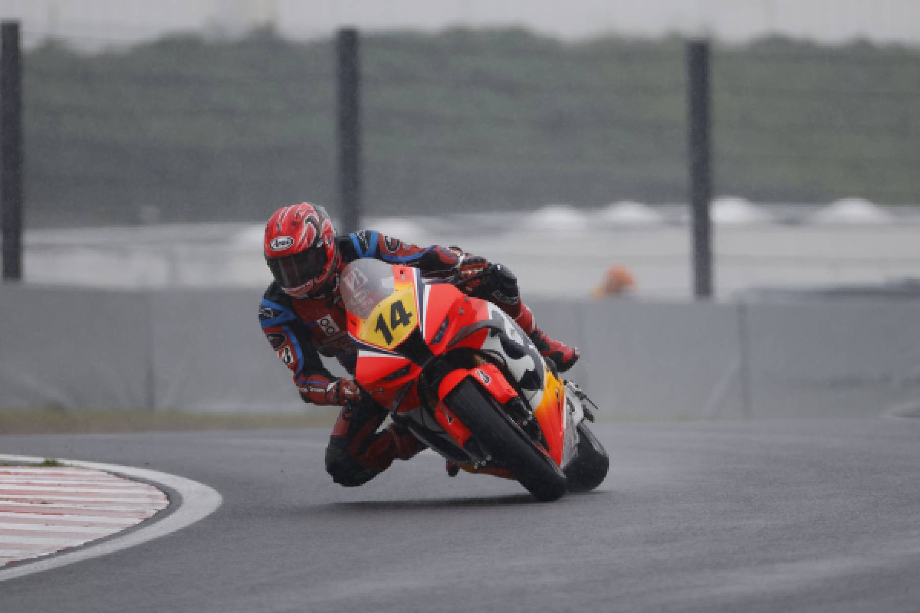 雨の鈴鹿で日浦が3位表彰台を獲得