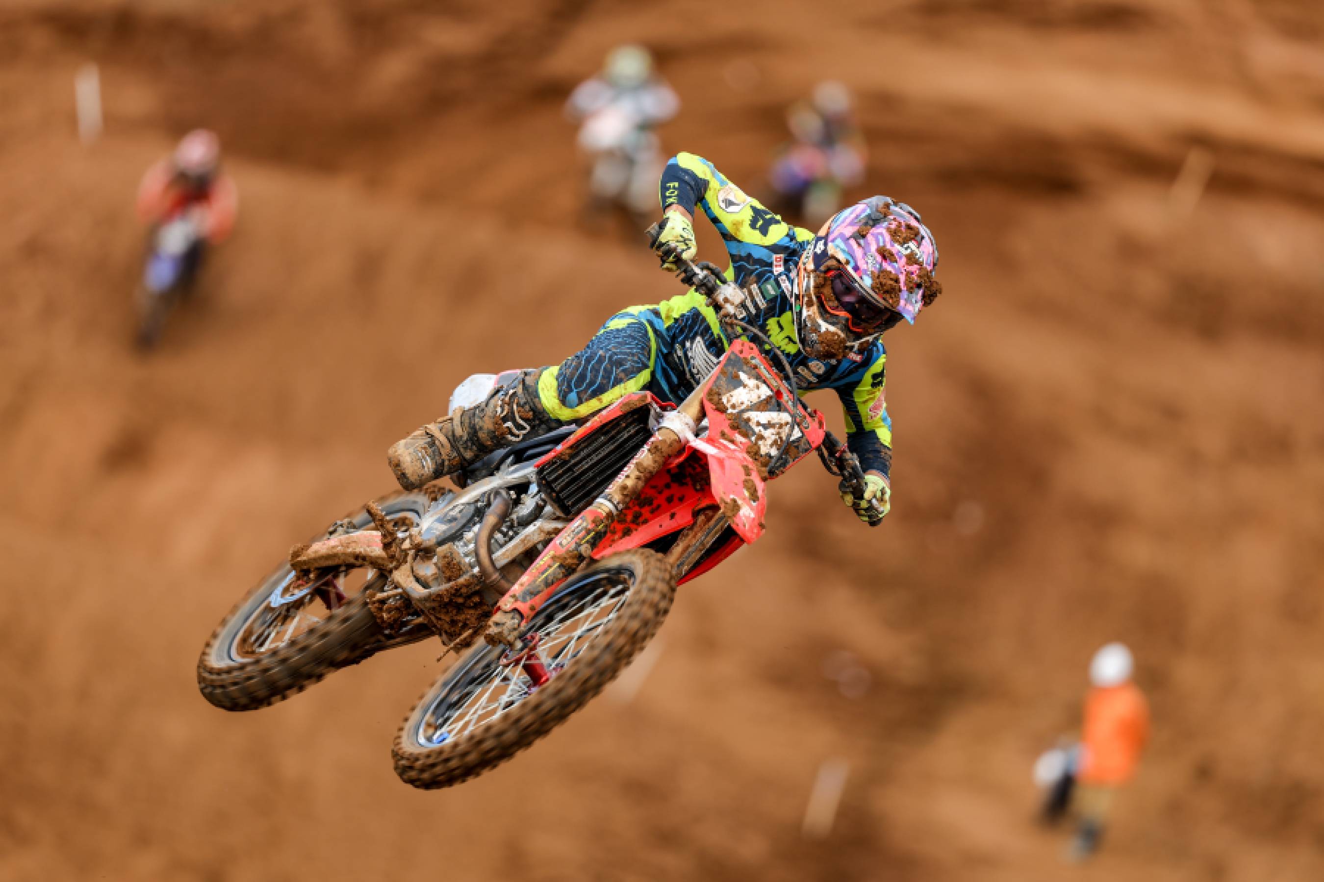 吉田がヒート1で2位、ヒート2で3位を獲得