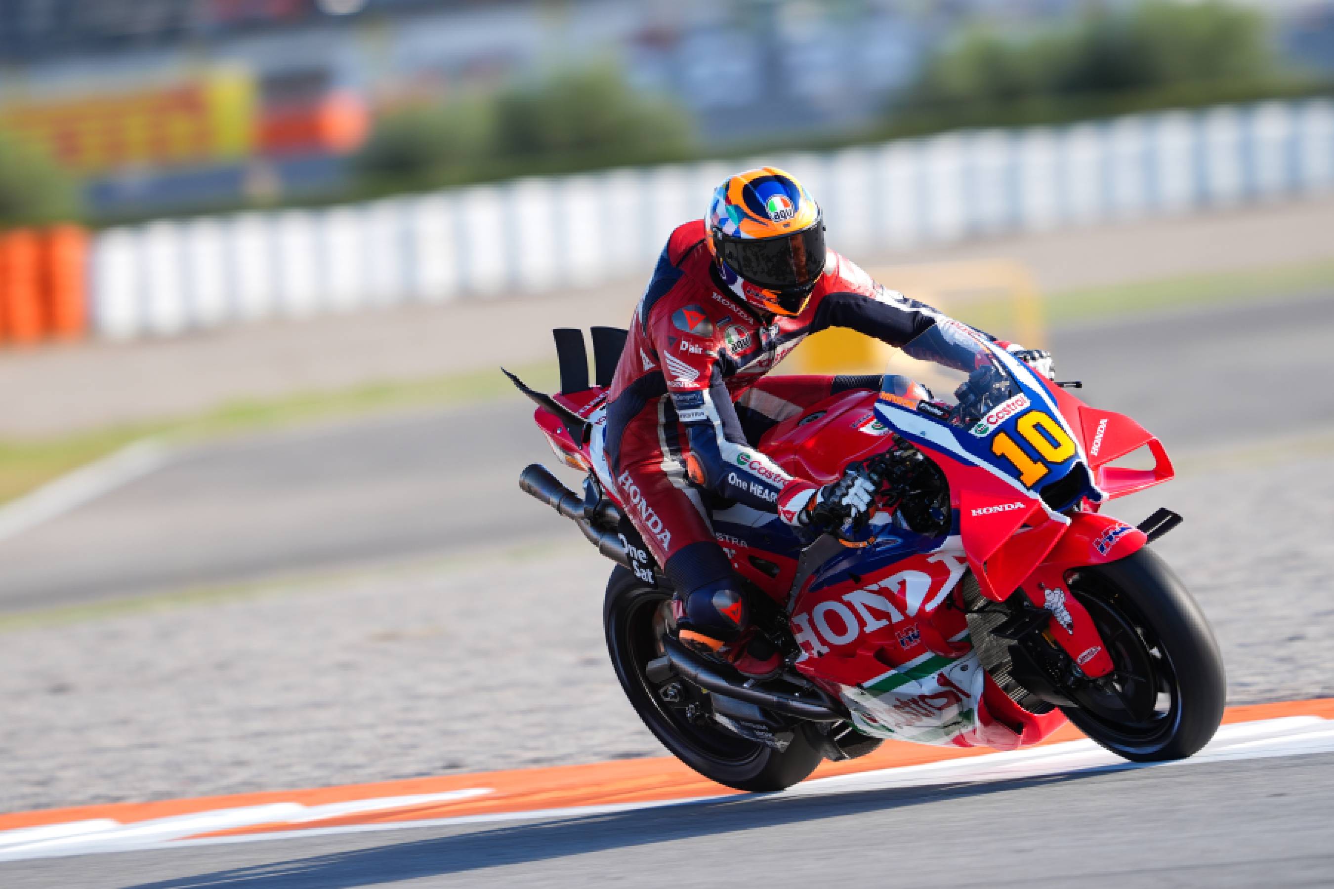 Honda HRC Castrol、暗い最終土曜日に