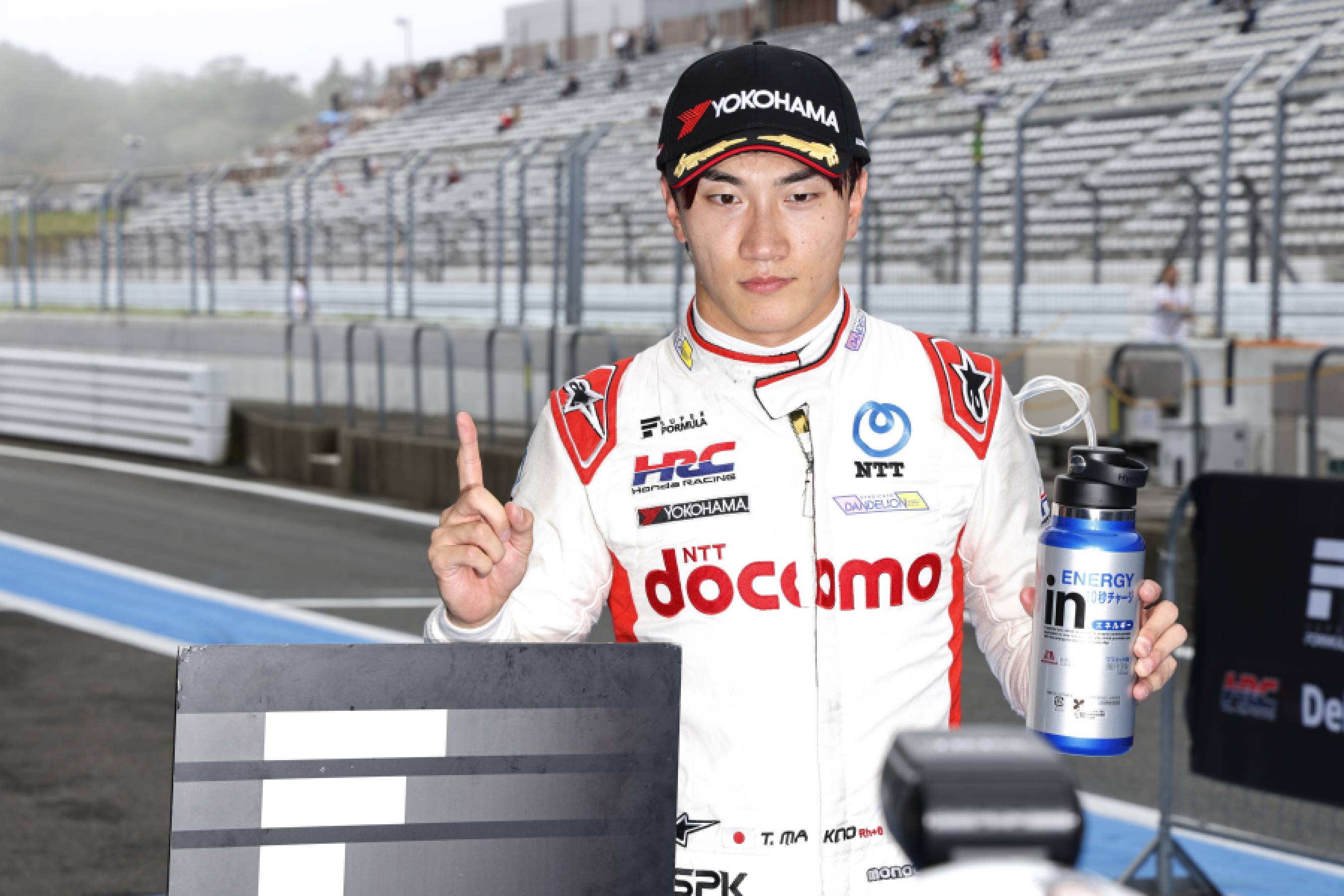 Makino takes pole position, Honda locks out the top six