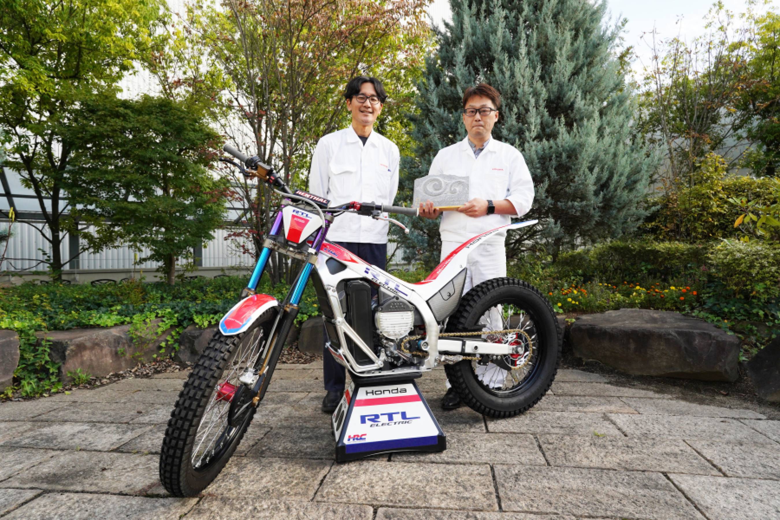 Yusuke Fukao (left) and Hiroyuki Akiyoshi (right) from the Electrification Development Division, Motorcycle and Power Products Eletrification Business Unit